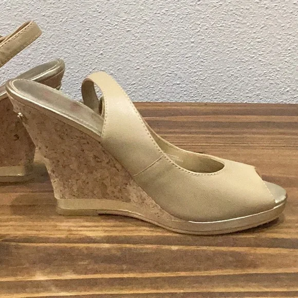 Preowned Lilly Pulitzer Wedges Tan/Beige Size 7.5 (Item#S042) - Picture 7 of 12